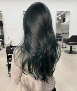 A client at Assort Osaka showing off deep Forest Green with a high-shine finish.